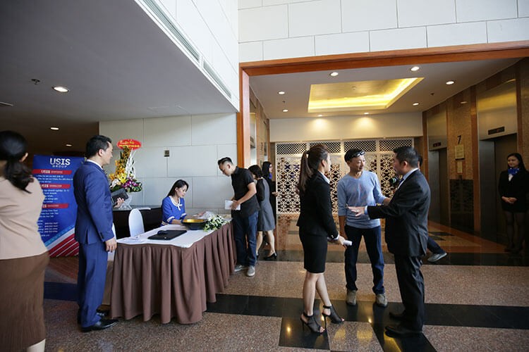 Các khách mời check-in ngay bàn tiếp tân tại sảnh lớn KS Melia Hà Nội